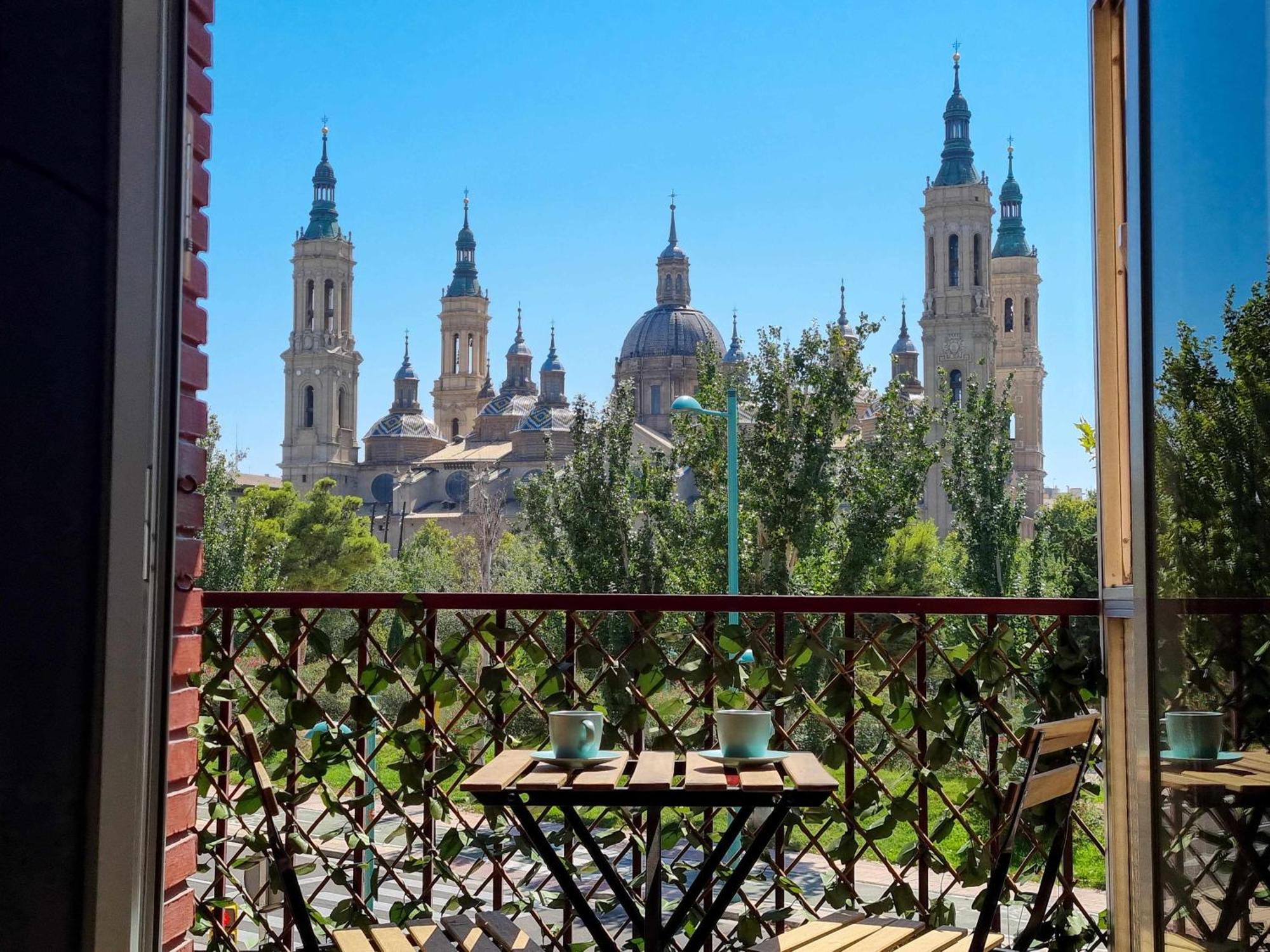 Front Views To El Pilar Comotucasa Zaragoza Exteriér fotografie